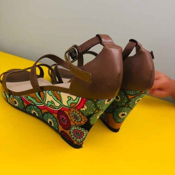 Fun floral print wedge heeled sandals! - Picture 6 of 7